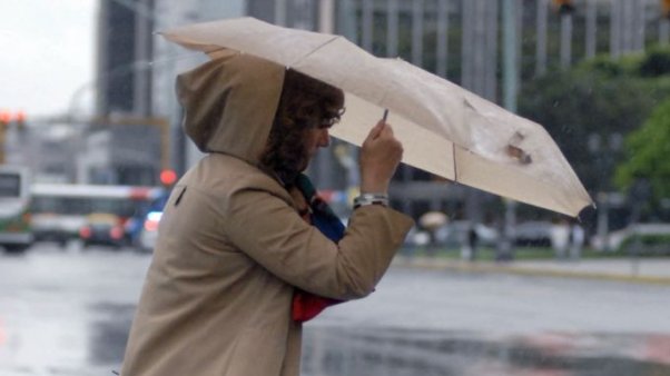 Llueve en la Ciudad y rige alerta por tormentas fuertes en cuatro provincias
