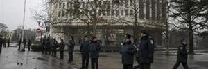 Ukraine leader warns Russia after armed men seize government HQ in Crimea